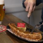 Torrezno en Los Gómez, uno de los mejores restaurantes para comer estas Fallas 2026