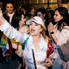 Exiliados iraníes celebran la muerte de Jamenei ante la embajada de Irán en Madrid