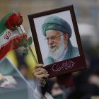Cientos de libaneses homenajearon el domingo al fallecido Ali Jamenei en Beirut