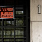 Vista de un cartel de 'Se vende' en un portal de un edificio, a 8 de abril de 2024, en Madrid (España). 
Eduardo Parra / Europa Press
08 ABRIL 2024