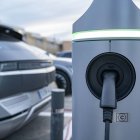 Coche eléctrico y cargador