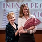 Silvia Intxaurrondo recibe un premio de manos de Marisa Paredes en 2024.