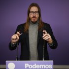 (Foto de ARCHIVO)
El secretario de organización y portavoz de Podemos, Pablo Fernández, ofrece una rueda de prensa en la sede de Podemos, a 9 de febrero de 2026, en Madrid (España). Podemos ha vuelto a experimentar un nuevo varapalo electoral al convertirse en fuerza extraparlamentaria en Aragón tras los comicios autonómicos de este domingo, donde ha perdido el único escaño que ostentaba. Con ello, ya carece de representación en nueve parlamentos autonómicos.

Alejandro Martínez Vélez / Europa Press
09/2/2026