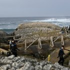 Servicios de emergencias trabajan en la tragedia de la playa de El Bocal en Santander, Cantabria.