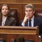 La portavoz del PP en el Congreso, Ester Muñoz, y el presidente del PP, Alberto Núñez Feijóo, durante una sesión de control al Gobierno, en el Congreso de los Diputados