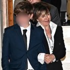 Sonsoles Ónega, desolada, despidiendo el féretro de su padre, Fernando.