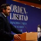 El presidente del PP de Castilla-La Mancha, Paco Núñez, y el expresidente José María Aznar durante la presentación del libro 'Orden y Libertad' en Albacete.