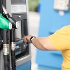 Repostaje en una gasolinera, a 3 de marzo de 2026, en Madrid (España).
Eduardo Parra / Europa Press
03/3/2026