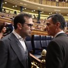 El presidente del Gobierno, Pedro Sánchez (d), y el ministro de Economía y Comercio, Carlos Cuerpo (i), durante una sesión de control al Gobierno. 
Eduardo Parra / Europa Press
25/2/2026