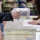 Una persona mete su voto en la urna (foto de archivo)