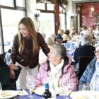 Fabiola García, consejera de Igualdad de la Xunta, acompañando a unas mujeres mayores