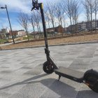 Patinete eléctrico en su momento más tranquilo que es aparcado. 
EUROPA PRESS
06/3/2025