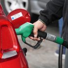 Una persona echa combustible, a 4 de marzo de 2026, en Barcelona, Catalunya (España). 
David Zorrakino / Europa Press
04/3/2026