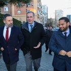 El presidente de VOX, Santiago Abascal,Javier Ortega Smith, y el secretario general del partido, Ignacio Garriga