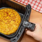 La OCU recuerda que muchas tortillas de patata refrigeradas del supermercado deben calentarse antes de comerlas para evitar riesgos de seguridad alimentaria.