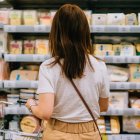 Elegir un buen queso empieza por revisar la etiqueta y comprobar que solo tenga leche, fermentos lácticos, cuajo y sal