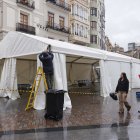 Operarios instalan carpas bajo la lluvia durante el montaje de las Fallas 2026, a 5 de marzo de 2026, en Valencia