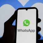 Ilustración del logo de WhatsApp en un móvil.