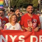 El secretario LGTBI del PSOE de Valencia, Damián López, con Pilar Bernabé. Foto difundida por Bernabé