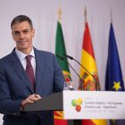 (Foto de ARCHIVO)
Comparecencia ante los medios del presidente del Gobierno, Pedro Sánchez, tras presidir junto a su homólogo portugués, Luis Montenegro, la ceremonia de firma de acuerdos de la XXXVI Cumbre hispano-portuguesa, en el Aula Magna de la Universidad Internacional de Andalucía. A 6 de marzo de 2026 en Palos de la Frontera, Huelva (Andalucía, España). Este encuentro bilateral entre los gobiernos de España y Portugal persigue impulsar la cooperación entre ambos países en asuntos estratégicos comunes como las infraestructuras, gestión del agua, energía renovables o la digitalización, alimentando un clima de entendimiento mutuo.

Clara Carrasco / Europa Press
06/3/2026