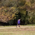Dos personas caminan por un parque en Lugo, Galicia.
