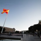 Varias personas salen a pasear y a hacer deporte por la Plaza de Colón de Madrid.