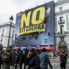 La pancarta de Greenpeace con el mensaje “No a la guerra”