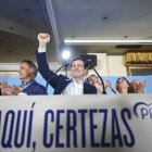 El candidato del PP a la reelección como presidente en la Junta de Castilla y León, Alfonso Fernández Mañueco, celebra su triunfo en las elecciones de este domingo