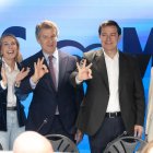 El presidente de la Junta de Castilla y León, Alfonso Fernández Mañueco  el presidente del Partido Popular, Alberto Núñez Feijoó, y la presidenta de la Comunidad de Madrid, Isabel Díaz Ayuso (d), junto a otras figuras del Partido Popular durante la reunión de la Junta Directiva Nacional del partido en la sede del PP en la calle Génova, a 16 de marzo de 2026, en Madrid (España). Alberto Núñez Feijóo reúne a la Junta Directiva Nacional del PP en Génova para analizar los resultados de las elecciones en Castilla y León, reforzar el liderazgo de Alfonso Fernández Mañueco y fijar la estrategia de pactos con Vox y de oposición al Gobierno de Sánchez.