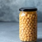 Un bote de garbanzos en conserva, uno de los ingredientes básicos para preparar la ensalada rápida con sardinas que populariza @charlitocooks