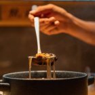 El guiso de patatas con mejillones en escabeche, un plato de cuchara casero lleno de sabor