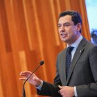 El presidente de la Junta de Andalucía, Juanma Moreno, interviene en el acto oficial de colocación de la primera piedra del Hospital Materno Infantil de Huelva.