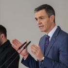 El presidente del Gobierno, Pedro Sánchez, y el presidente de Ucrania, Volodímir Zelenski, ofrecen una rueda de prensa, en el Palacio de La Moncloa, a 18 de marzo de 2026, en Madrid (España). Sánchez se reúne de nuevo este miércoles, 18 de marzo, con Zelenski en la que supone la cuarta visita a España de su homólogo ucraniano.

Alejandro Martínez Vélez / Europa Press
18/3/2026