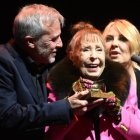 Gemma Cuervo con sus hijos, Cayetana y Fernando, en los Premios Unión de Actores y Actrices.