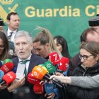 El ministro del Interior, Fernando Grande-Marlaska, atiende a los medios de comunicación antes de presidir en Algeciras el acto oficial de toma de posesión del nuevo jefe de la Comandancia de la Guardia Civil, el coronel Fernando López-Rey. A 19 de marzo de 2026 en Algeciras, Cádiz (Andalucía, España). En la jornada de hoy, 19 de marzo, tiene lugar en Algeciras (Cádiz) la toma de posesión de su cargo el nuevo jefe de la Comandancia de la Guardia Civil, el coronel Fernando López-Rey, en sustitución de Francisco Almansa, tras su traslado a Madrid, este último, al ser ascendido a general de brigada.

Nono Rico / Europa Press
19/3/2026