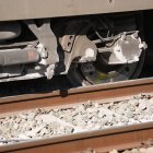 (Foto de ARCHIVO)
Vista de las ruedas de uno de los vagones del tren de Iryo fuera de los carriles de la vía, a 20 de enero de 2026, en Adamuz, Córdoba, Andalucía (España). El descarrilamiento de un tren de alta velocidad y la posterior colisión con otro convoy, ocurrido en la tarde de este domingo en Adamuz (Córdoba), ha dejado un amplio operativo de emergencias en marcha, la suspensión de varias conexiones ferroviarias y una investigación abierta para esclarecer sus causas. El número de fallecidos en el descarrilamiento de trenes alcanza este martes, al menos 41 personas, siendo un total de 122 las personas atendidas por el siniestro, con 117 adultos y cinco niños. En este momento, hay 39 personas ingresadas --37 adultos y cuatro niños.

Joaquín Corchero / Europa Press
20/1/2026