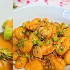 Ñoquis con almejas de lata con salsa brillante y cremosa, rematados con eneldo fresco y láminas de ajo dorado