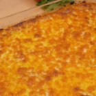 El acabado gratinado aporta textura y convierte este pastel de patata y atún en una cena económica con aspecto de plato gourmet