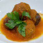 Albóndigas de atún en lata jugosas con salsa de tomate casera, un plato fácil, económico y lleno de sabor