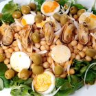 Ensalada completa y rápida con mejillones en escabeche, huevo duro y garbanzos, ideal para una cena sin complicaciones