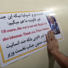 Fotograma del vídeo del Ejército de Irán colocando una pegatina con la imagen de Pedro Sánchez en un misil