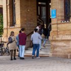 Turistas accediendo al hotel Alfonso XIII de Sevilla. 
FRANCISCO J.OLMO-EUROPA PRESS
05/3/2026