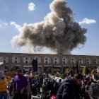 Una explosión tuvo lugar cerca de la plaza Naqsh-e Jahan mientras manifestantes ondeaban banderas nacionales iraníes durante una concentración en apoyo del nuevo Líder Supremo en Isfahán.