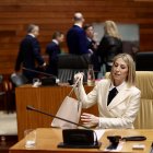 La candidata a la Presidencia de la Junta de Extremadura, María Guardiola, durante el debate de investidura.