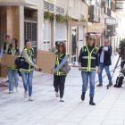 Policías en la sede de la Cámara empresarial de la Comunidad Valenciana en Alicante.