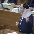 Juanfran Pérez Llorca mostrando cuatro folios de parejas de enchufados de PSPV y Compromís