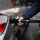 Un hombre reposta gasolina en una gasolinera de Barcelona, a 11 de marzo de 2022.
David Zorraquino / Europa Press
11/3/2022