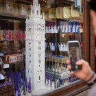 Escaparate cofrade de la confitería La Campana. A 27 de marzo del 2026 en Sevilla (Andalucía, España). 
María José López / Europa Press
27/3/2026