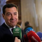 El presidente de la Junta de Andalucía, Juanma Moreno, atiende a los medios de comunicación.