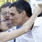 Mónica Oltra besa a Pedro Sánchez